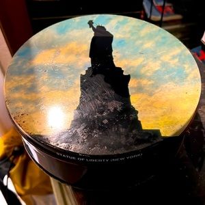 Very RARE vintage Statue of Liberty collectable Cookie tin.